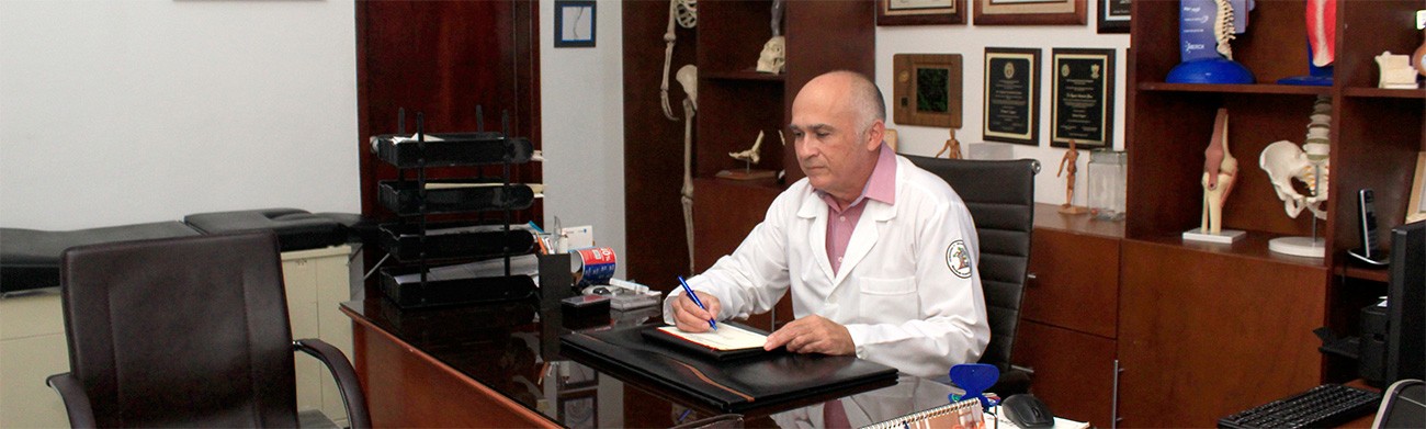 Dr Edgardo Arredondo en consulta