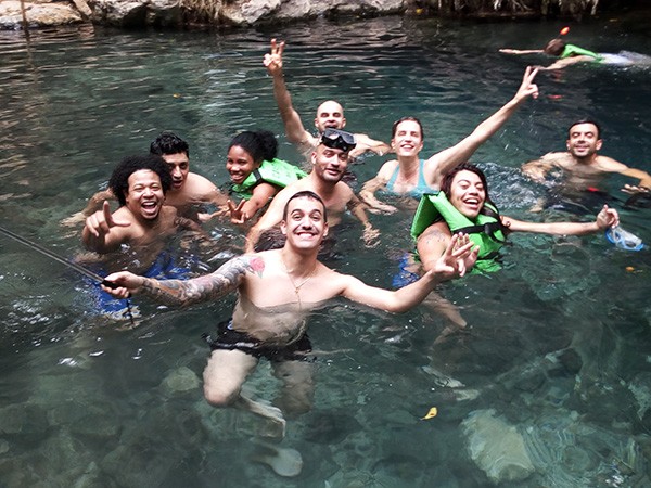 Grupo de jóvenes turistas en cenote